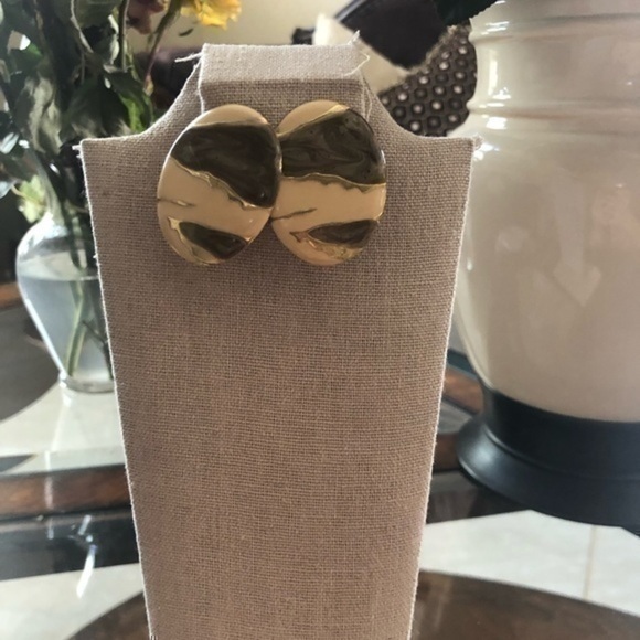 Vintage Earrings 
Great condition - Picture 1 of 4